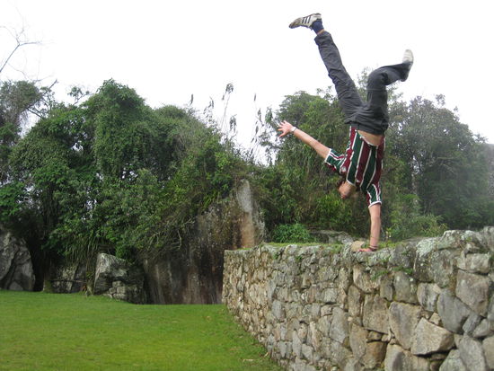 das war winnetou noch ziemlich agil, bis er beim naechsten versuch mit dem knie auf der mauer gelandet ist, aber ihr wisst ja: indianer kennt kein schmerz!
