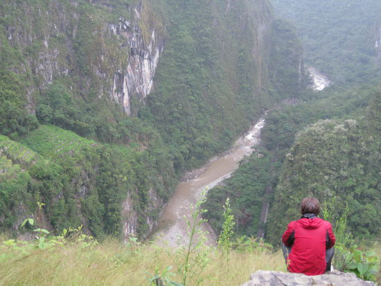 von oben sah der fluss noch ueberquerbar und der Wald links durchrutschbar aus (hat Winnetou mit Adlerblick ausfindig gemacht) und wir waren frohen mutes, aus dem dschungel zu entfliehen...
