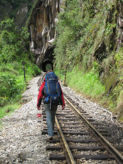 indianer-maessig an den schienen gelauscht, nix gehoert, dann kanns ja losgehen. vorteil: wir haben uns zur abwechslung mal nicht verlaufen!