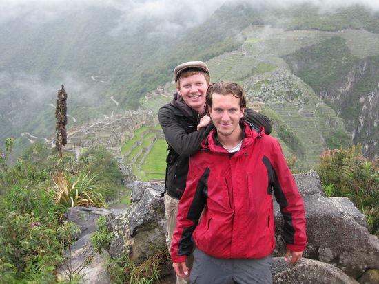 auf dem bild sehen wir zwar ein bisschen wie warme brueder aus, aber old shetterhand und winnetou behaupten bis heute, bei der blutsbruderschaft geblieben zu sein 