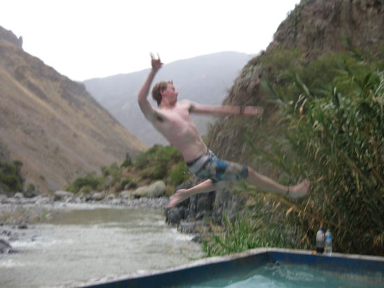 die mittlerweile fast traditionelle Sprungsession haben wir uns natuerlich auch nicht nehmen lassen im Pool, hier "der Seitfallzieher"