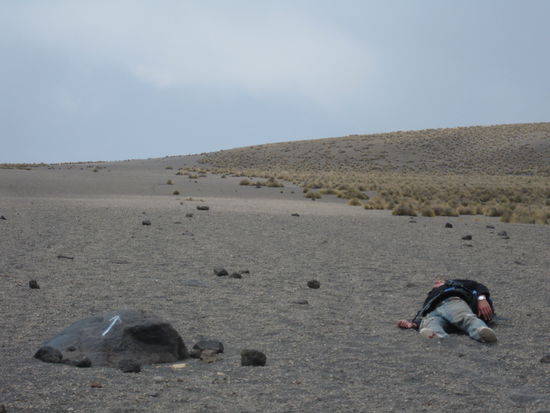 Da leg`s di`nieder! Dieser weisse Pfeil war das letzte zivilisierte Zeichen bzw. Studck Wegmarkierung, das uns unter gekommen ist...