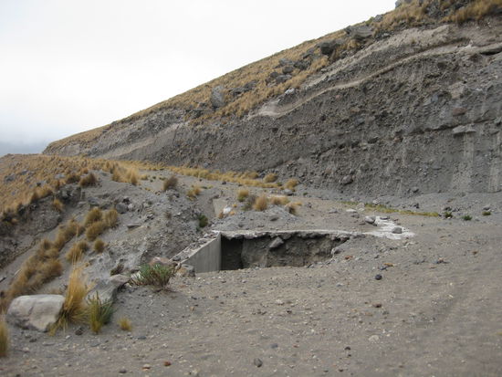 Kann schonmal passieren, dass ein Stueck Strasse rausbricht, muss man nicht reparieren, kommt ja schliesslich locker noch vorbei...