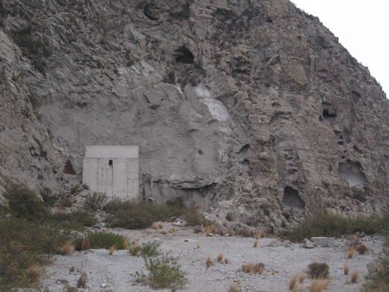 Wenn man keine Lust mehr hat als Strasenbauer, baut man ans Ende einfach einen Bunker, spart viel Arbeit...