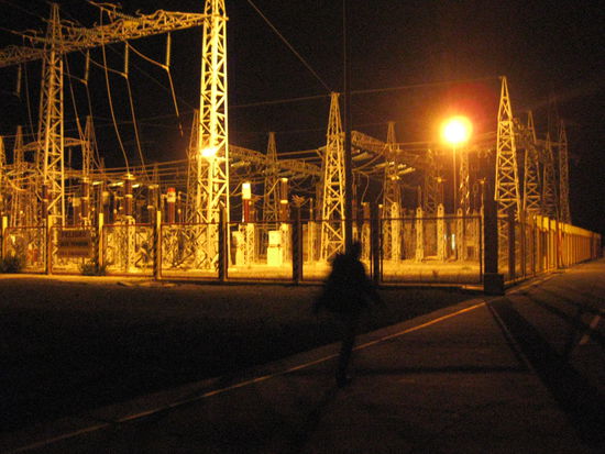 sieht auf den ersten Blick nicht gerade einladend aus so ein E-Werk, aber nach unserm Trip kam es uns wie das Paradies vor!