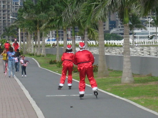 tja, das mit dem Weihnachten feiern laeuft hier ein bisschen anders als bei uns mit Schlitten und Rehntieren und Schnee und dem ganzen Gebamsel