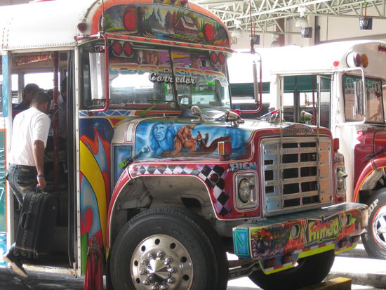 Diese Busse kennt man eigentlich eher aus alten amerikansichen Filmen und dort sind sie gelb, aber schnell "umlackiert" dienen sie mehr oder weniger gu als Hauptverkerhsmittel zwischen den Hochhaeusern