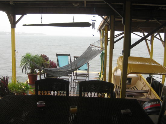 wenn das mal nicht der traum jedes terrassen-besitzers ist! haett das hostel fast gekauft, aber dann waer ich leider knapp nicht mehr mit den 25 euro am tag hingekommen...