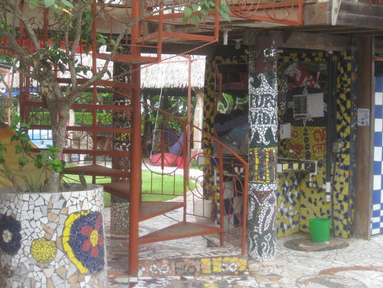 Wenn das Costa Ricanische Lebensmotto "Pura Vida" irgendwo gelebt wird, dann in diesem etwas anderen Hostel "Rocking J`s", wo sich jeder Gast mit einem Mosaik seiner Wahl verewigen kann...