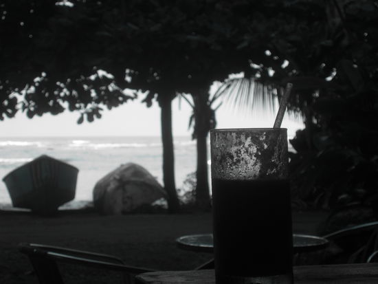 so ein Papaya-Smoothie schluerft sich bei der Aussicht gleich viel gechillter als beim mega-vollen Starbucks am Koelner Hauptbahnhof mit Blick auf die Baugerueste am Koelner Dom