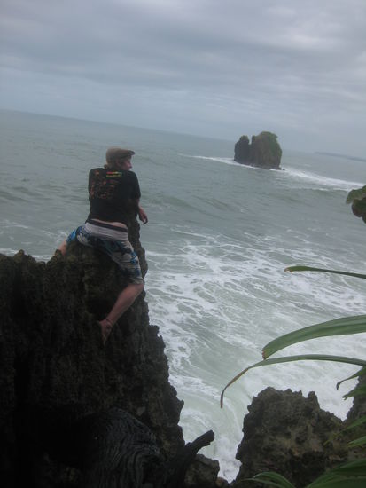 An der Karibik ist aber auch nicht alles Friede-Palmen-Strand-Eierkuchen, sondern es gibt ab und an auch mal spitze Klippen, die die Badehose von waghalsigen, foto-geilen Amateur-Kletterern kaputt machen koennen! Also Vorsgesicht beim Strandspaziergang!