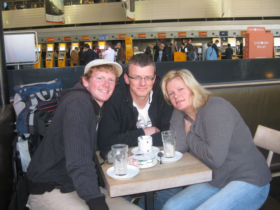 mama, papa und sohnemann total uebermuedet morgens in frankfurt