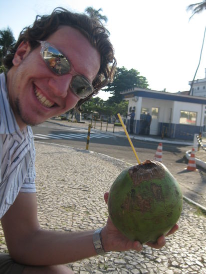 gib ihm ne kokosnuss und der kleine ist gluecklich 