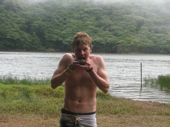 Schlammbad mal anders im Vulkan-Kratersee nach 4 Stunden Dschungel-Wanderung