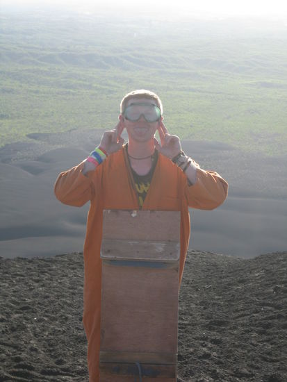 in deutschland wuerde ich in dem outfit wahrscheinlich fuer einen Irrenanstalt-Ausbreuchigen gehalten werden und von meiner Mama wieder eingefangen werden, aber hier ist das ein 1-A-Renn-Anzug!