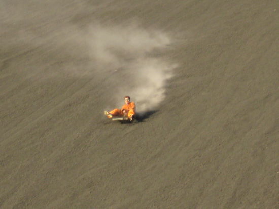 ... denn bei 70 Sachen auf nem Holzbrett und gelegentlichen, katapult-artigen Gesteinsbrocken ist das Lenken irgendwie fuer n Arsch 
