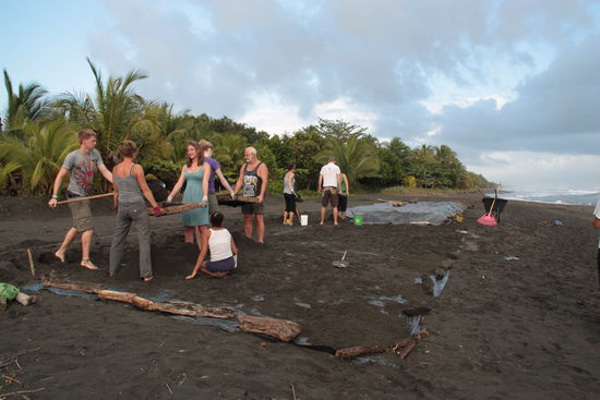 ich links am Sand schaufeln aufs Sieb in meiner wahrscheinlich mit Abstand aktivsten Phase waehrend meiner Reise...