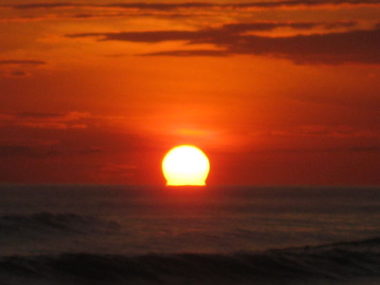 glutrot steigt die Sonne um 5.15 Uhr direkt vor unserer Huette aus dem Meer empor und leitet einen neuen paradiesischen Karibik-Tag ein...