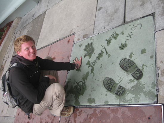 wir sehen fast gleichgut aus und haben die gleiche Handgroesse, also von jetzt an koennen sie mich anrufen, wenn sie ne neue Piraten-Rolle brauchen...