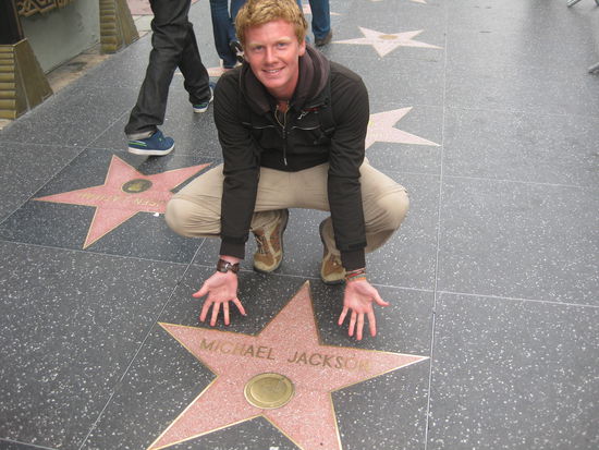 im Herzen war ich beim King of Pop, der nicht nur musikalisch-stimmlich, sondern vor allem in Bezug aus Lebensgestaltung, Gehalt, Hautfarbe, Schoenheits-OP's, Peter-Pan-Syndrom und der aufrichtigen Liebe gegenueber Kindern immer mein groesstes Vorbild war (nach meinem Vater natuerlich 