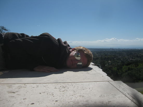 tja, bei dem Versuch einen kleinen rot-goldenen Stein mit meinem Namen in die Mauer zu ritzen, wurde ich leider erwischt und an dem hoechsten Berg L.A. auf die Stadtmauer gekettet und dort haben sie mich im wahrsten Sinne des Wortes "schmoren" lassen, bis ich aussah wie ein echter Latino und erst dann haben sie mir eine ordentliche Hollywood-Rolle gegeben (ich glaube der Film hiess "The Black Swan" oder so aehnlich...)