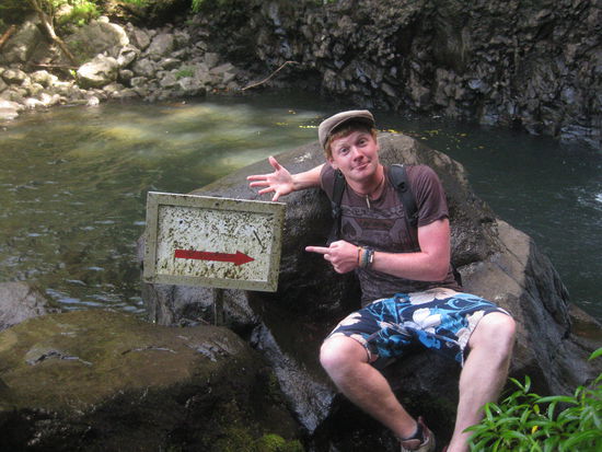 Was moechte uns dieses einsame kleine Schildchen sagen, dass auf einen riesigen Wasserfall neben mir zeigte?