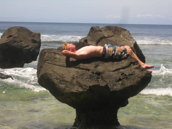 "Der Ungluecks-Felsen fiel Sekunden spaeter von seinem Sockel, doch zu diesem Zeitpunkt ahnte der Tourist Marius S. noch nichts von seinem tragischen Schicksal..."