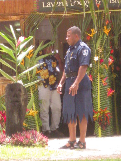 Leibgarde und Police-Officer in geschnipselten Fee-Roecken kann man doch nicht wirklich ernst nehmen!