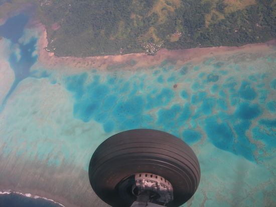von wegen Fahrwerk einfahren, ist doch was fuer Anfaenger! Obwohl es schon ein wenig gestoert hat beim Fotos knipsen dieser pitoresken Landschaft 