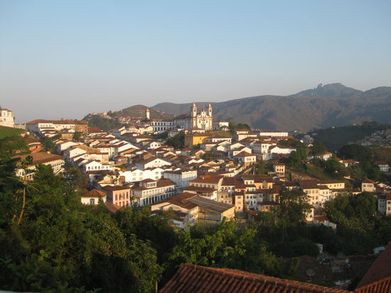 Blick von der Terrasse ins Goldgraebertal von Ouro Preto