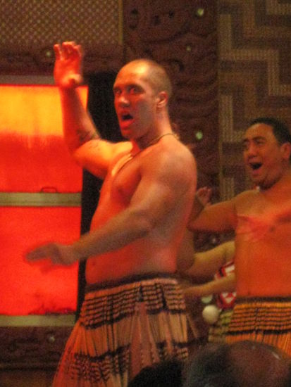 viele haben mich noch mit haaren und ohne wohlstandsplauze in erinnerung, aber man muss opfer bringen bei der transformation zum waschechten maori...