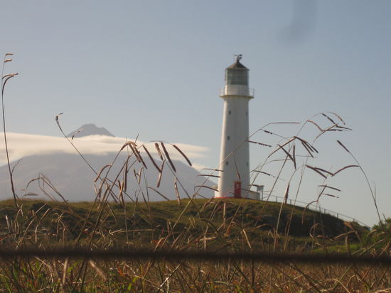 mystisch war der vulkan von einem wolkenschleier umfangen, waehrend im vordergrund meine neu erworbene immobilie standhaft wie ein ostfriese im wind verharrt...