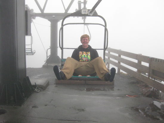 so durchnaesst am popo und frierend bin ich auch noch nie am gipfel angekommen, aber als alte medienhure lache ich natuerlich trotzdem fuer die kamera