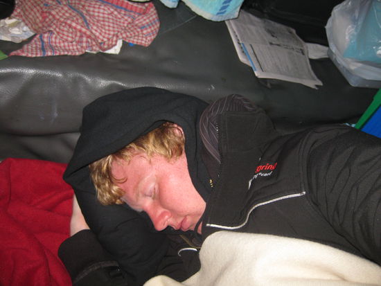 eingemummelt hinter der Kupplung, den eisigen Temperaturen in Reinhold-Messner-Style trotzend