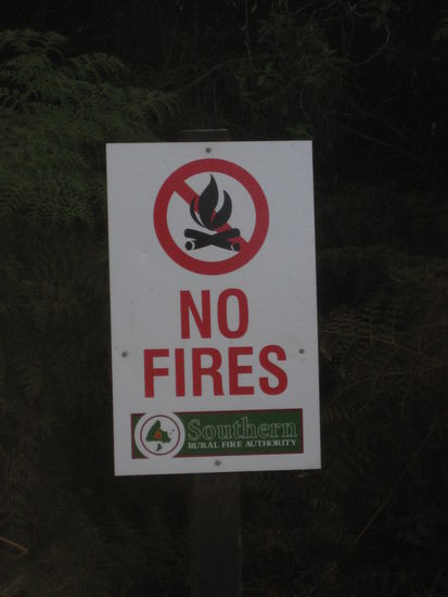 is doch quatsch, wenn man doch gerade eine feine Forelle gefangen hat und zum Nachtisch nunmal unbedingt Marshmellows am Stock verzehren will, kann man doch mal ein "kleines" Feuerchen machen...