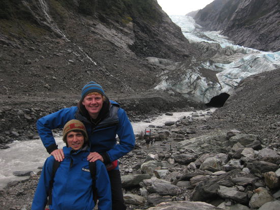 Hinter uns zwei Homo(i)s waelzt sich das riesige Gebilde knackend und knisternd den Berg hinunter, auch wenn er sich mal wieder waschen koennte nach dem Schlammbad der letzten Jahre