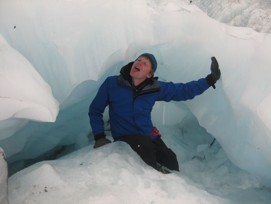 Wenn das mal nicht gesund ist, dann weiss ichs auch nicht: jahre-altes Schmelz- und Brackwasser frisch und eiskalt aus dem Gletscher geschmolzen. Siehst du Mama, ich ernaehre mich hier gesund, wie du gesagt hast!