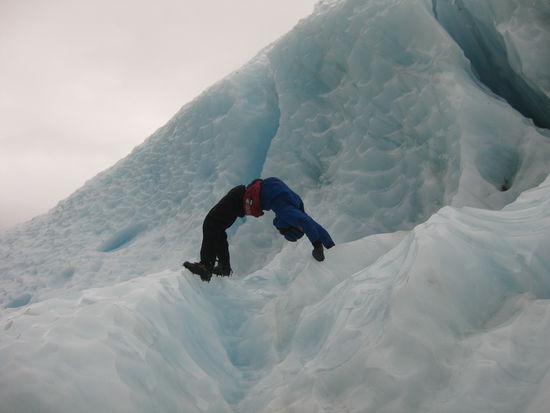unter extremen Bedingungen vollfuehrte der waghalsige Bergsteiger Reinhold Messner II kuehnste turnerische Einlagen, was ihm den Zorn seines Guides und das mitleidige Kopfschuetteln seiner Gefaehrten einbrachte, aber schliesslich lautet sein Motto: "Ich lebe fuer das perfekte Foto"