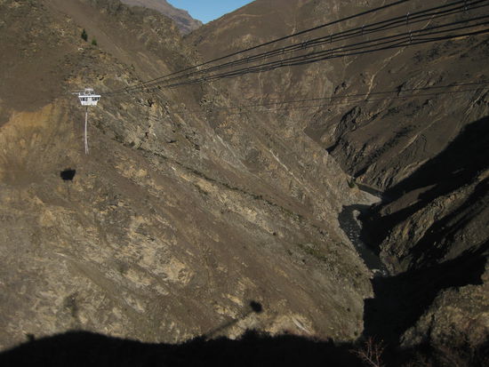 Warum faehrt man freiwillig da rueber, um da runter zu springen? UND zahlt auch noch GELD dafuer?!
