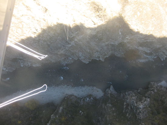 an einem Gummi-Seil, dass in einer Fussfessel um die Knoechel geklettet wird, dem sicheren Tod entgegen??? Bin ich denn noch zu retten? Wo ist denn der Ausgang?