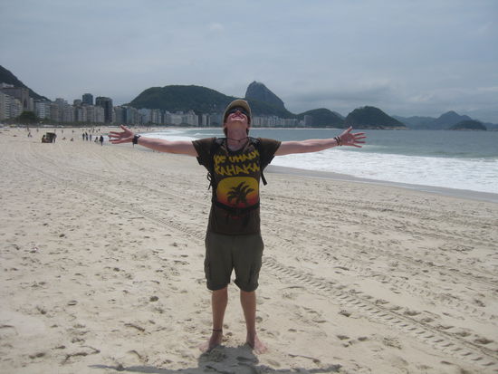 Meine Wenigkeit an der beruehmten Copacabana mit Zuckerhut im Hintergrund, hier noch ohne Caipi...