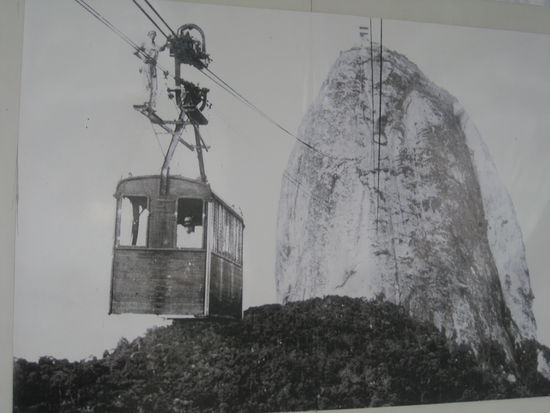 nach anfaenglicher leichter skepsis sind wir dann innerhalb weniger sekunden mit der gondel auf den zuckerhut hochgeflogen