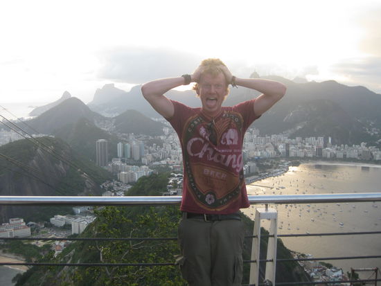 oben wurden wir dann mit einem phaenomenalen ausblick auf die stadt belohnt, was einige von uns zu spontanen beigeisterungsaeusserungen veranlasste