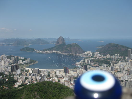 so mama, hier der beweis, das dein gluecksstein sich immer noch bester gesundheit erfreut und dabei ist, die schoenen ecken dieser welt zu entdecken, wie zum bleistift den "pao de acucar" (komischerweise uebersetzt "zuckerbrot" statt hut, die peitsche dazu haben wir aber leider nicht gefunden)