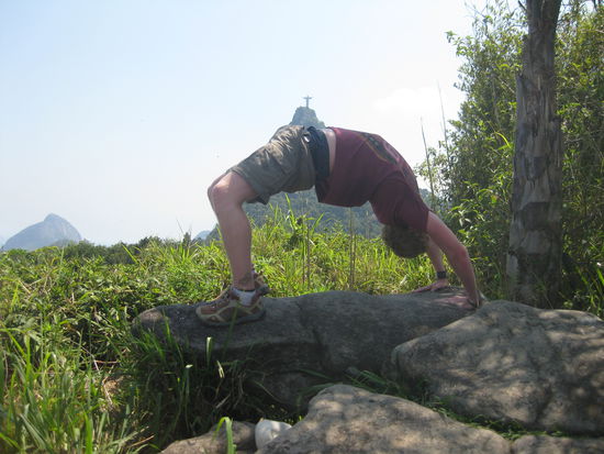 die tradition der mehr oder weniger grazilen bruecke (ich arbeite noch dran, versprochen!) wird natuerlich auch vor dem meister jesus fortgesetzt, aber jegliche assoziationen oder sexuelle anspielungen auf diesem foto verbitte ich mir, hab das foto schliesslich nicht gemacht und auch so nicht geplant...