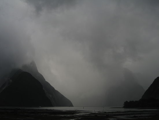 Mordor kann hier am Eingang des Fjords nicht mehr weit sein! Und wahrscheinlich hat sich Volde- aaah, ich mein, Der-dessen-Name-nicht-genannt-werden-darf auch gleich hier irgendwo eine kleine Ferienhuette gekauft!