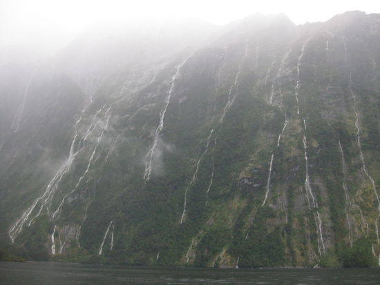 Wahnsinn, wie jeder Wasserfall sich seinen eigenen Weg sucht, da muss man ja demnaechst ein Verkehrsystem in den Berg hauen, wo sich jeder der Reihe nach anstellen muss, bevor er runter darf...