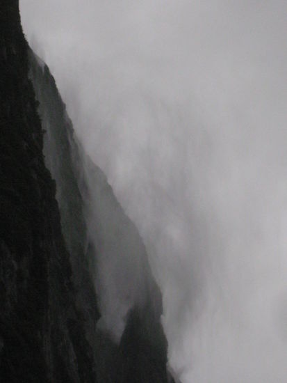 Und sowas schimpft sich Wasserfall, ode wie? Kommt ja nicht mal nach unten zum Boden, der Angeber!