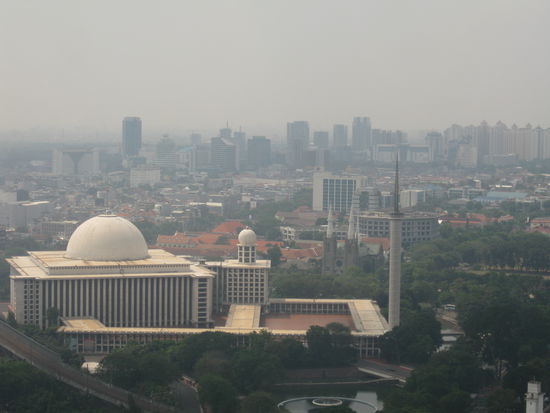 links Moschee mit Minarett und dem ganzen Kram und direkt dahinter die zwei kleinen Tuermchen einer katholischen Kirche, hier muessten sih die USA und Al-Qaida mal zu Verhandlungen treffen