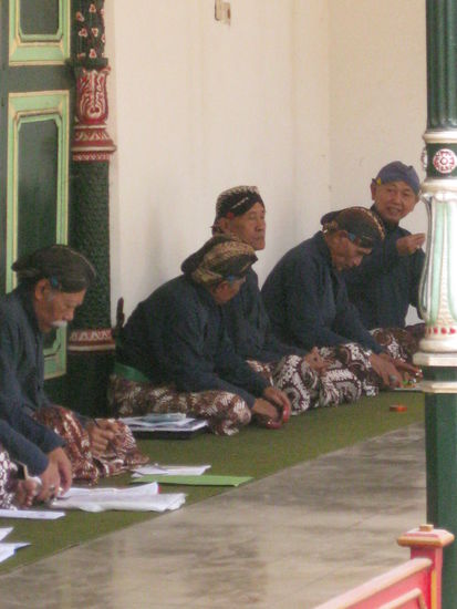 ...und hat seine tapfersten, juengsten und furchterregnedsten Krieger gegen den Feind ins Feld geschickt...